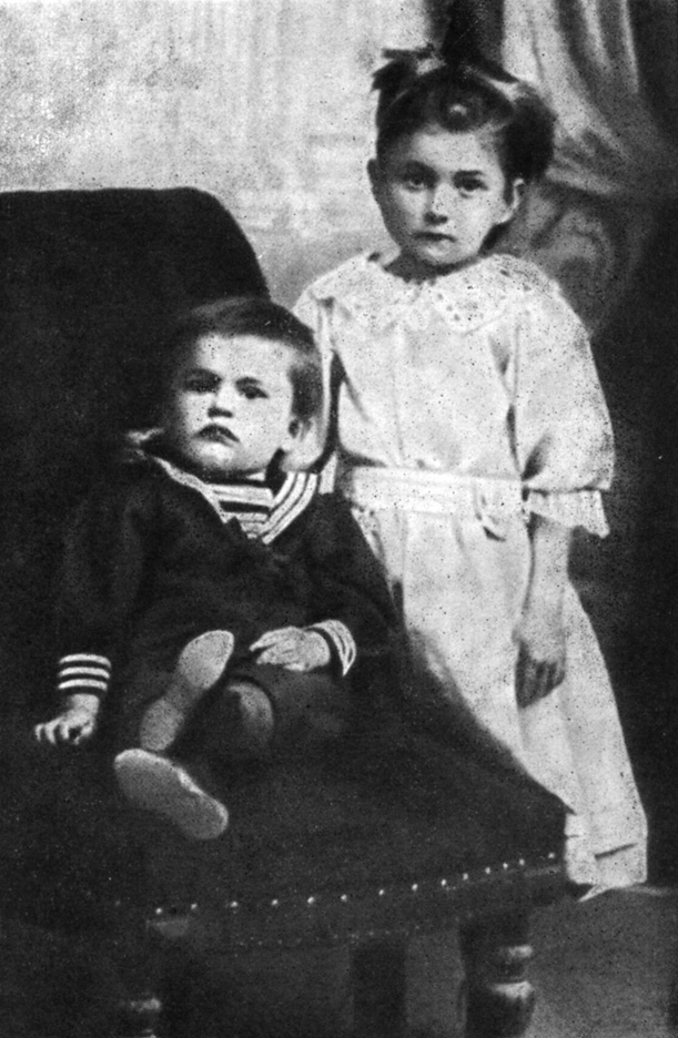 Володя Маяковский с сестрой Олей. 1896