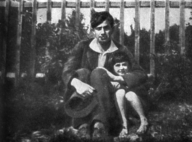 Маяковский с сыном К. И. Чуковского Борисом. Куоккала. 1915