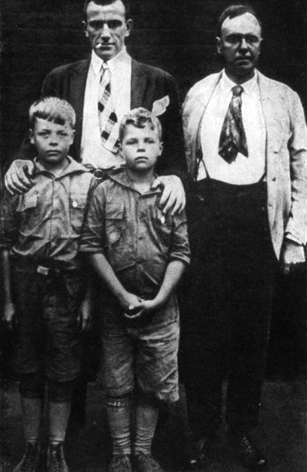 В. Маяковский и Д. Бурлюк с сыновьями. Нью-Йорк, август 1925 г