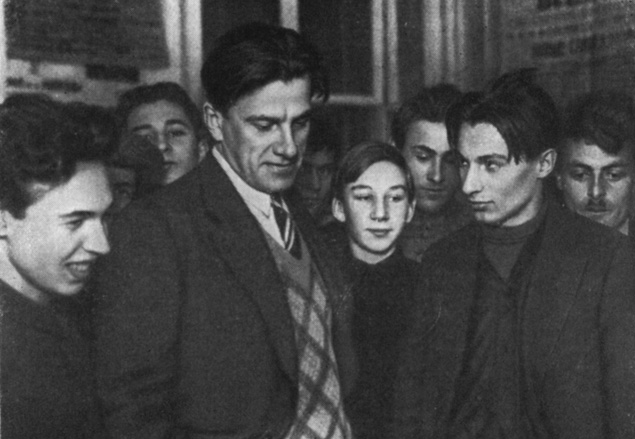 В. Маяковский среди молодежи на своей выставке '20 лет работы...'. 1930