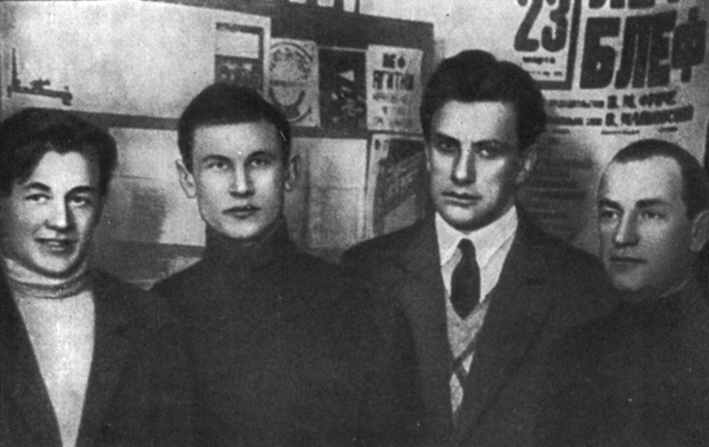 В. Маяковский в группе писателей на своей выставке. Москва, февраль 1930 года