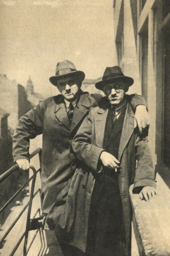 В. Маяковский и чешский поэт Йозеф Гора. Прага. 1927