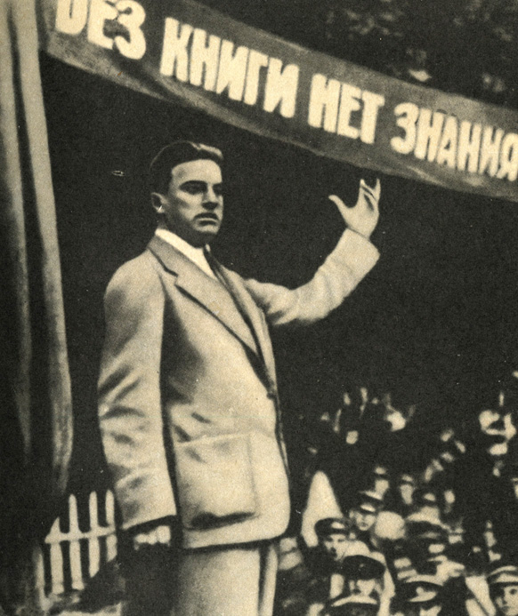 В. Маяковский выступает перед красноармейцами. 1929