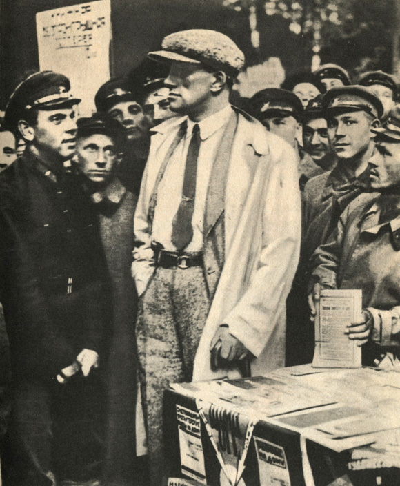 В. Маяковский на книжном базаре среди красноармейцев. 1929