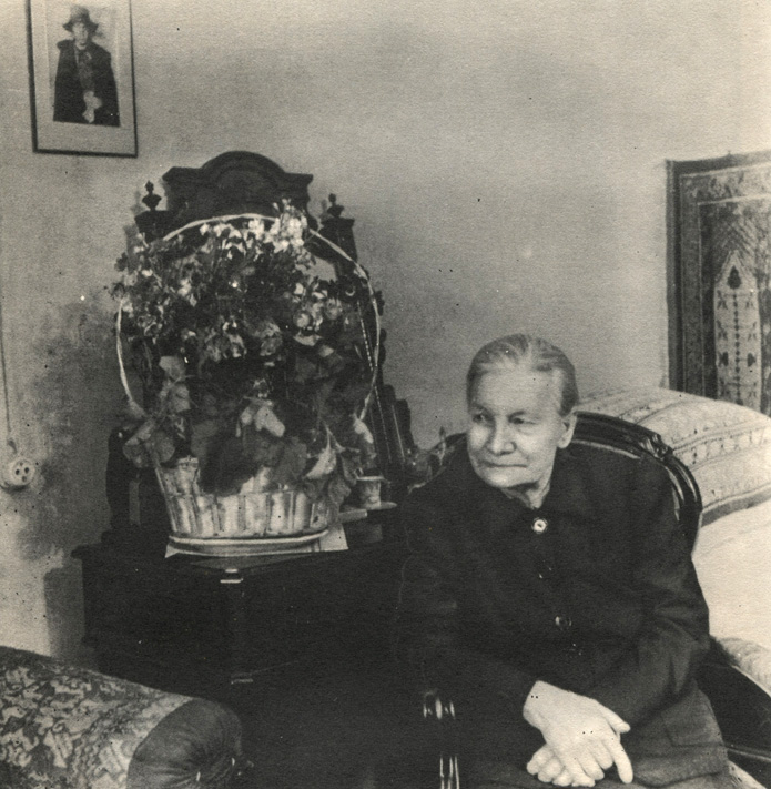 А. А. Маяковская, мать поэта, в день своего 80-летия. 1947