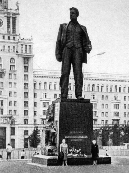 Памятник В. В. Маяковскому на площади его имени. Справа у памятника сестра поэта Л. В. Маяковская