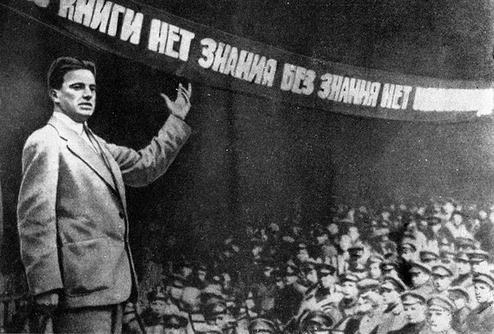 В. Маяковский выступает перед красноармейцами. 1929 год